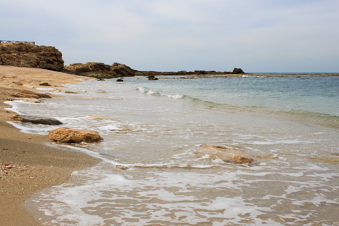 Пляж и волны Средиземного моря