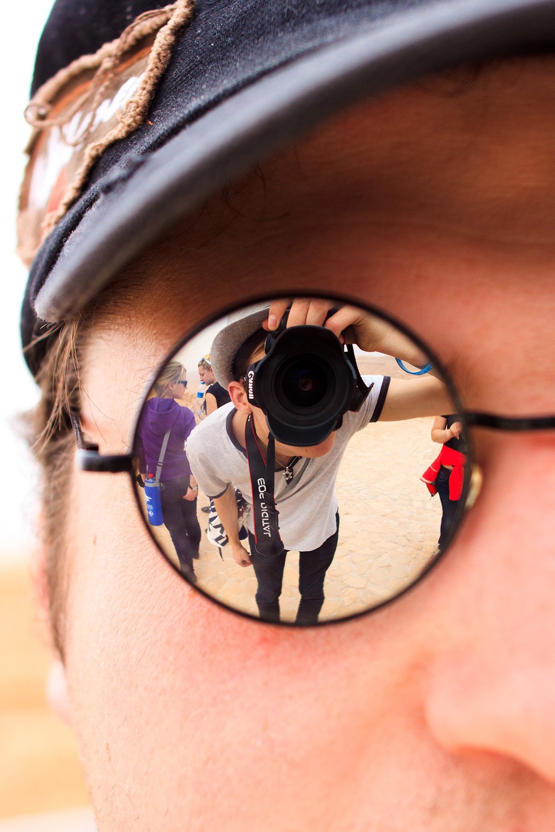 Селфи фотографа Саши Морозов в зеркальные очки на пике горы Масада в Израиле