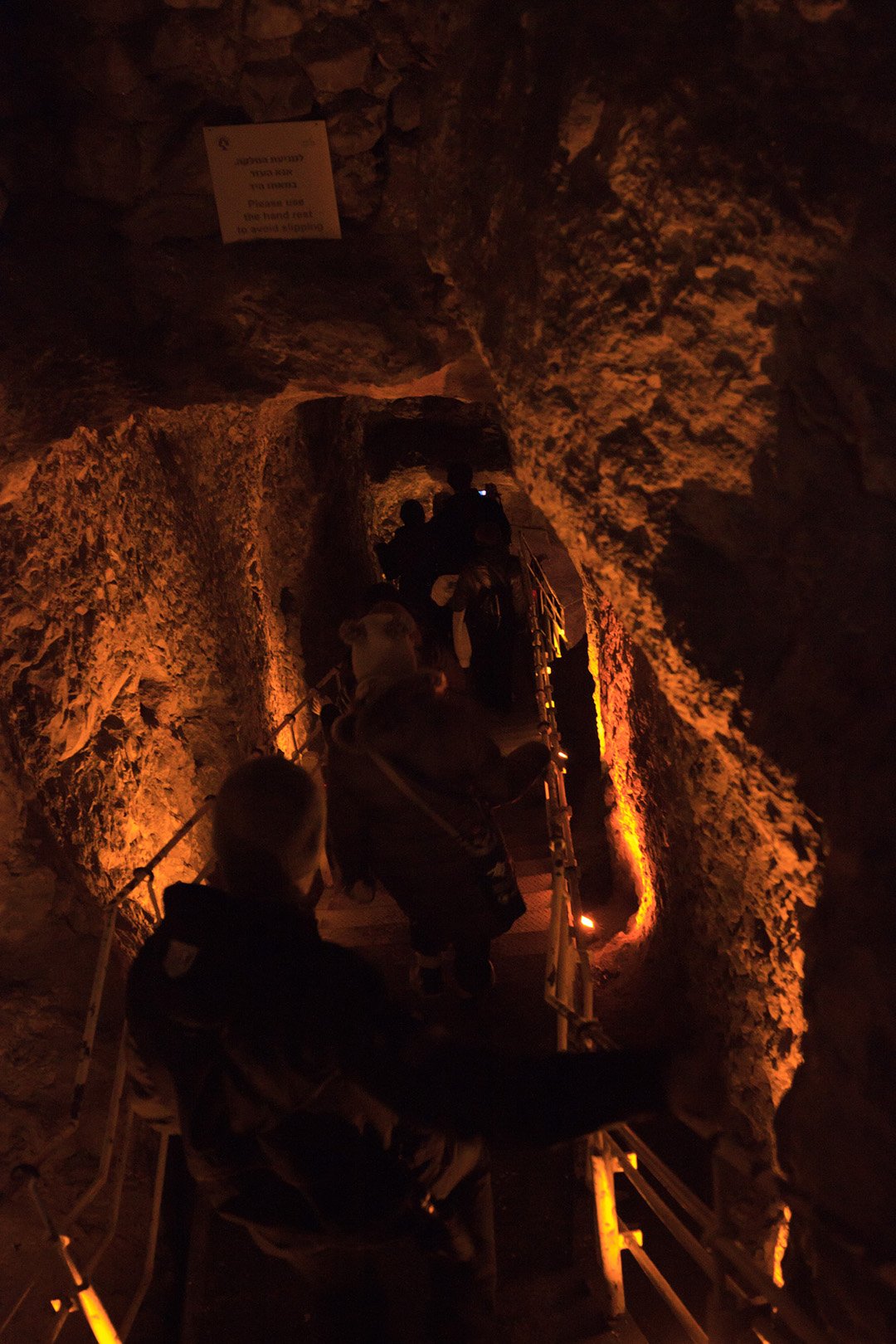 Проход через пещеру в Иерусалиме