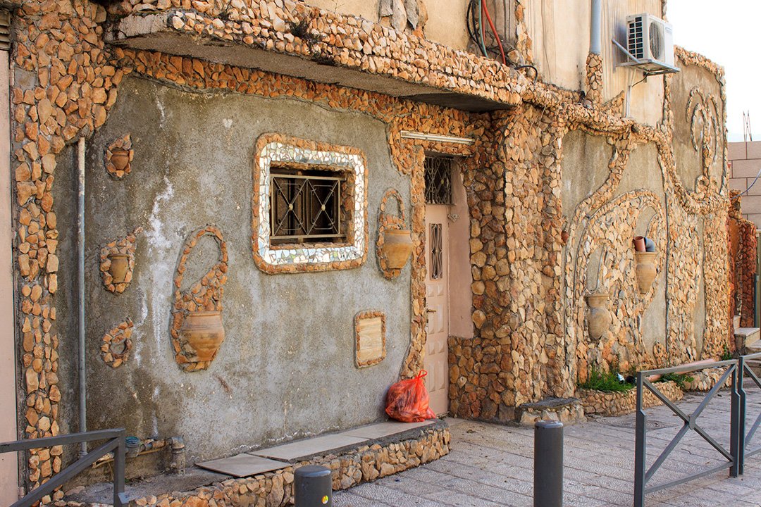 Дом украшенный камнями в Иерусалиме