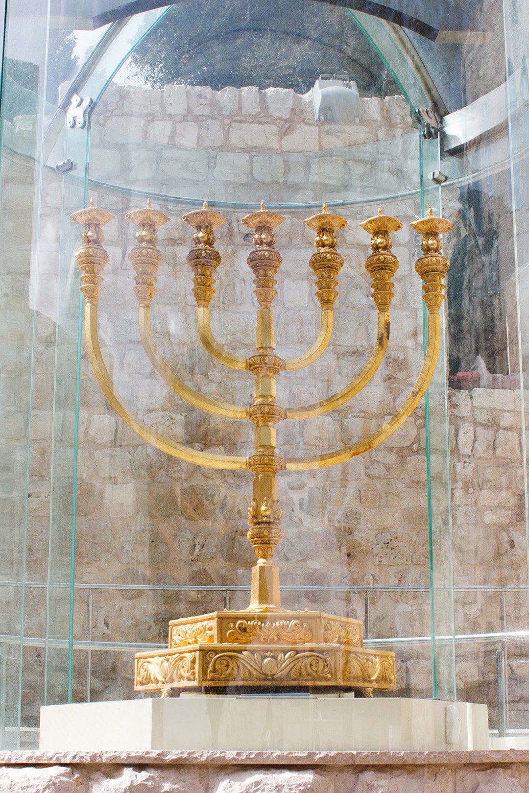 Золотая Менора около Стены Плача в Иерусалиме