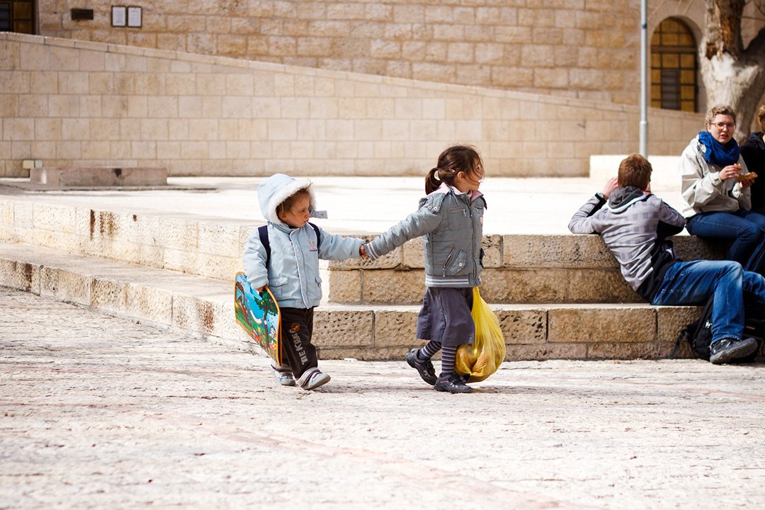 Маленькие дети около стены Плача в Иерусалиме