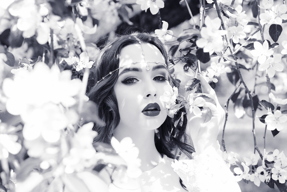 Черно-белый портрет в яблоневом саду с татуированной моделью Дарьей Дамилолой