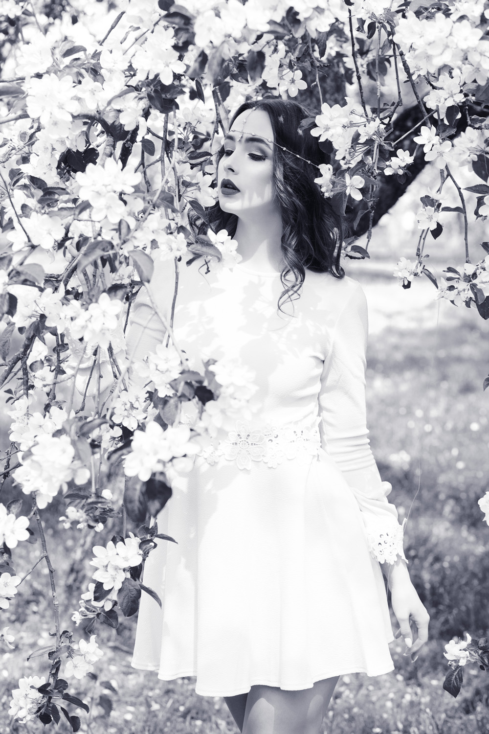 Черно-белый портрет в яблоневом саду с татуированной моделью Дарьей Дамилолой