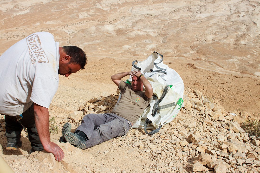 Строитель на горе Масада в Израиле