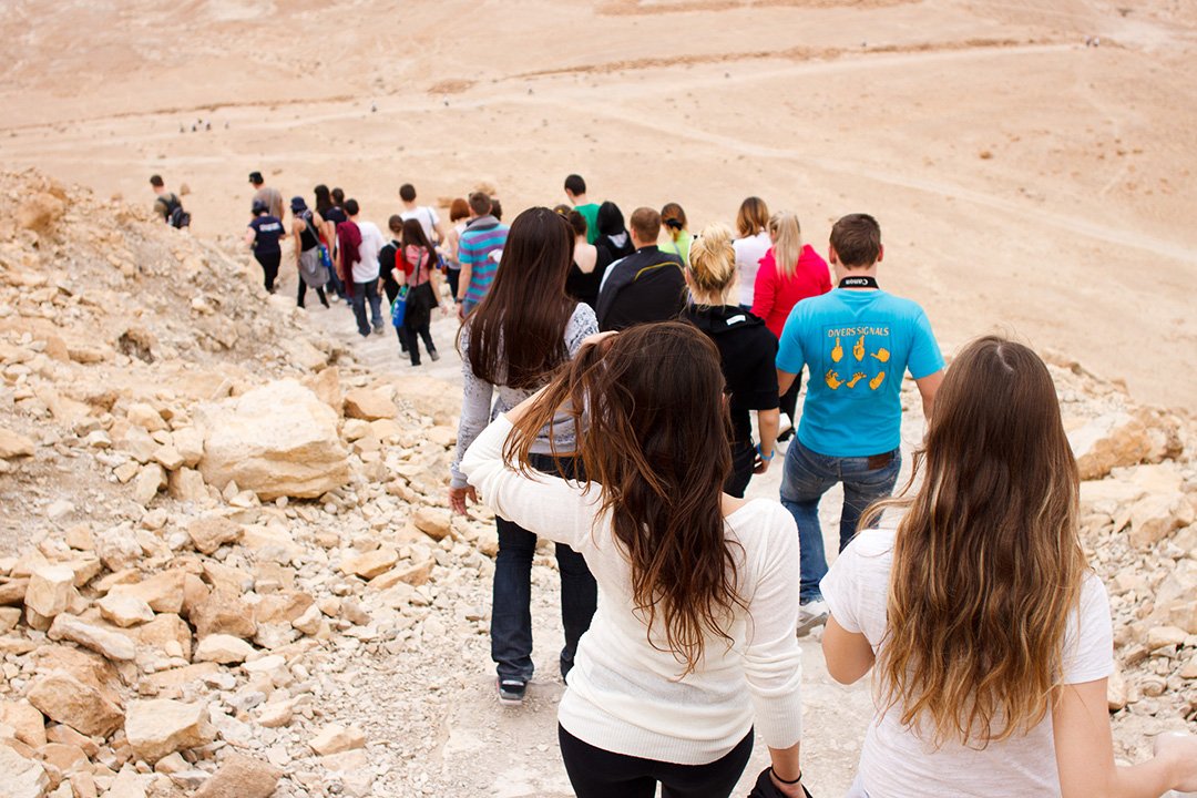 Спуск с горы Масада в Израиле