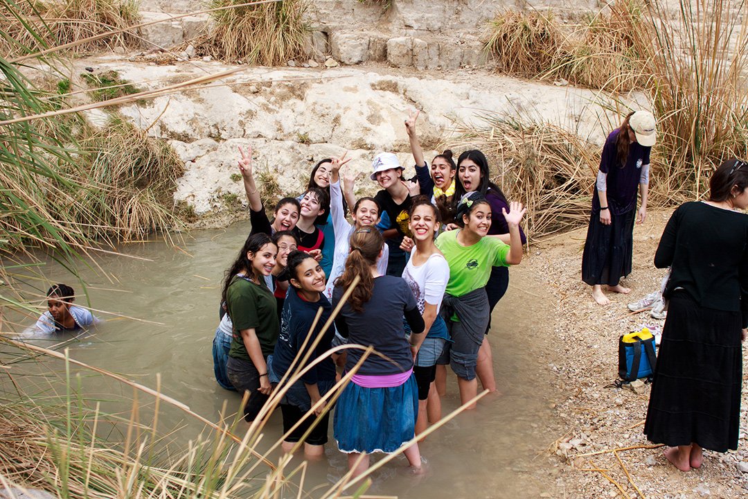 Израильские девочки в Заповеднике Ein Gedi в Израиле