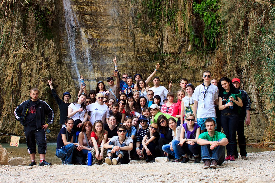 Группа Таглит 2012 на фоне водопада в Заповеднике Ein Gedi в Израиле