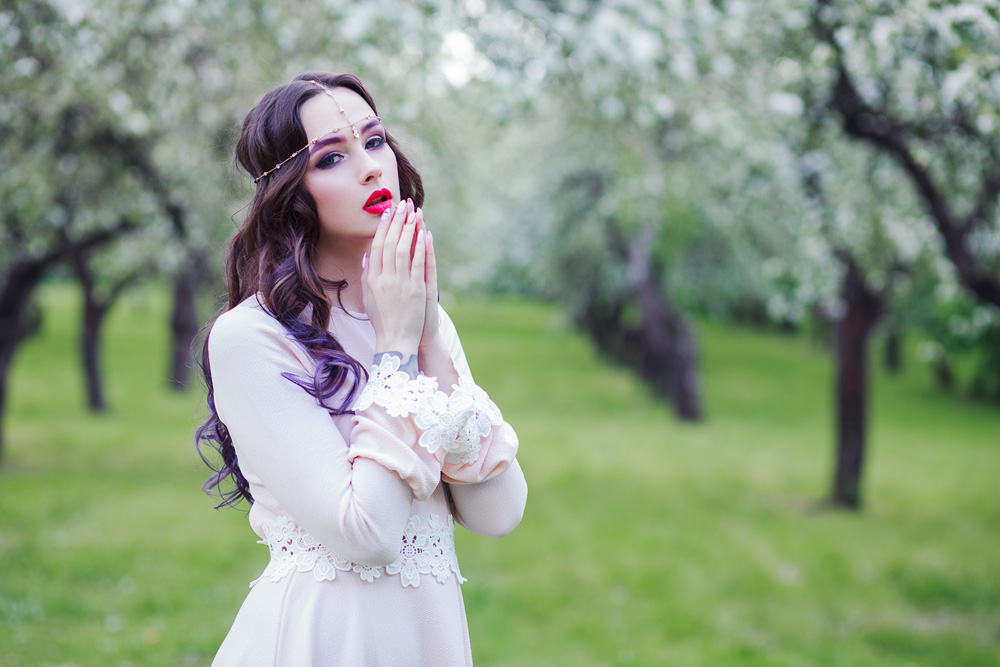 Нежный портрет в яблоневом саду с татуированной моделью Дарьей Дамилолой